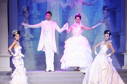 中国北京婚博会现场的婚纱礼服发布会 中国北京婚博会现场的婚纱礼服发布会
