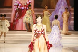 中国北京婚博会上婚纱礼服流行时尚发布 中国北京婚博会上婚纱礼服流行时尚发布