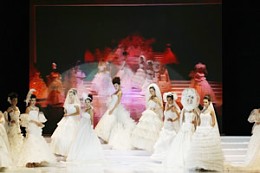 中国北京婚博会现场的婚纱礼服流行时尚发布会走秀 中国北京婚博会现场的婚纱礼服流行时尚发布会走秀