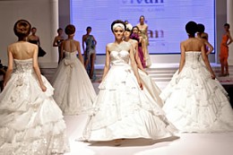 中国北京婚博会现场的婚纱礼服时尚发布 中国北京婚博会现场的婚纱礼服时尚发布